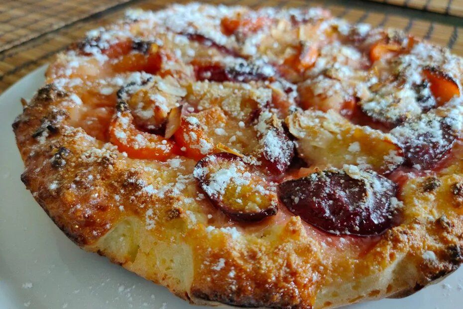 Творожный пирог с абрикосами и сливой: простое сезонное лакомство