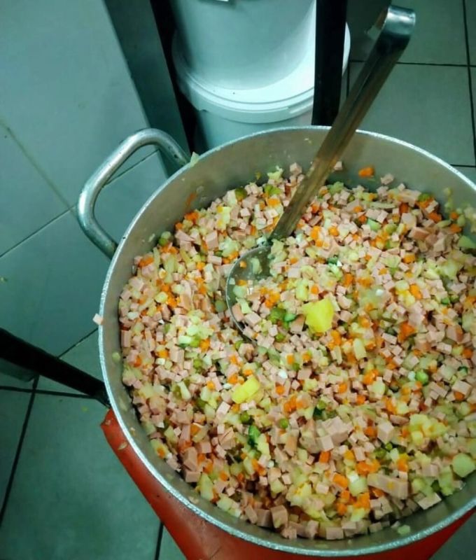 Оливье для бездомных: акционная кулинария в помощь нуждающимся