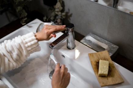 Как сделать ванную комнату безопасной: простые советы