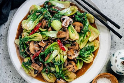 Букет вкусов: бок-чой с грибами в чесночно-имбирном соусе