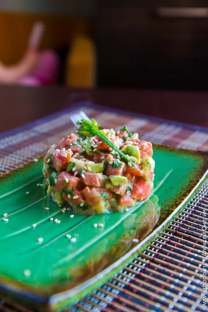 Тартар из лосося и авокадо: наслаждение морем в каждой порции