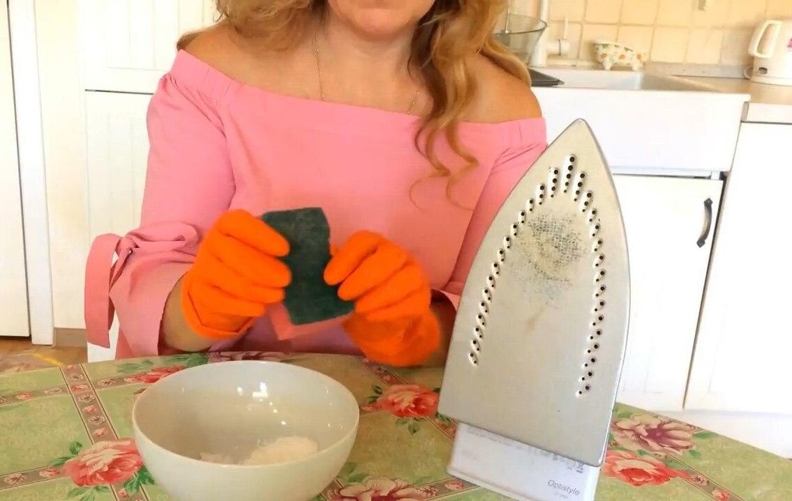 Утюг как новенький: секреты быстрой чистки пригоревшей подошвы