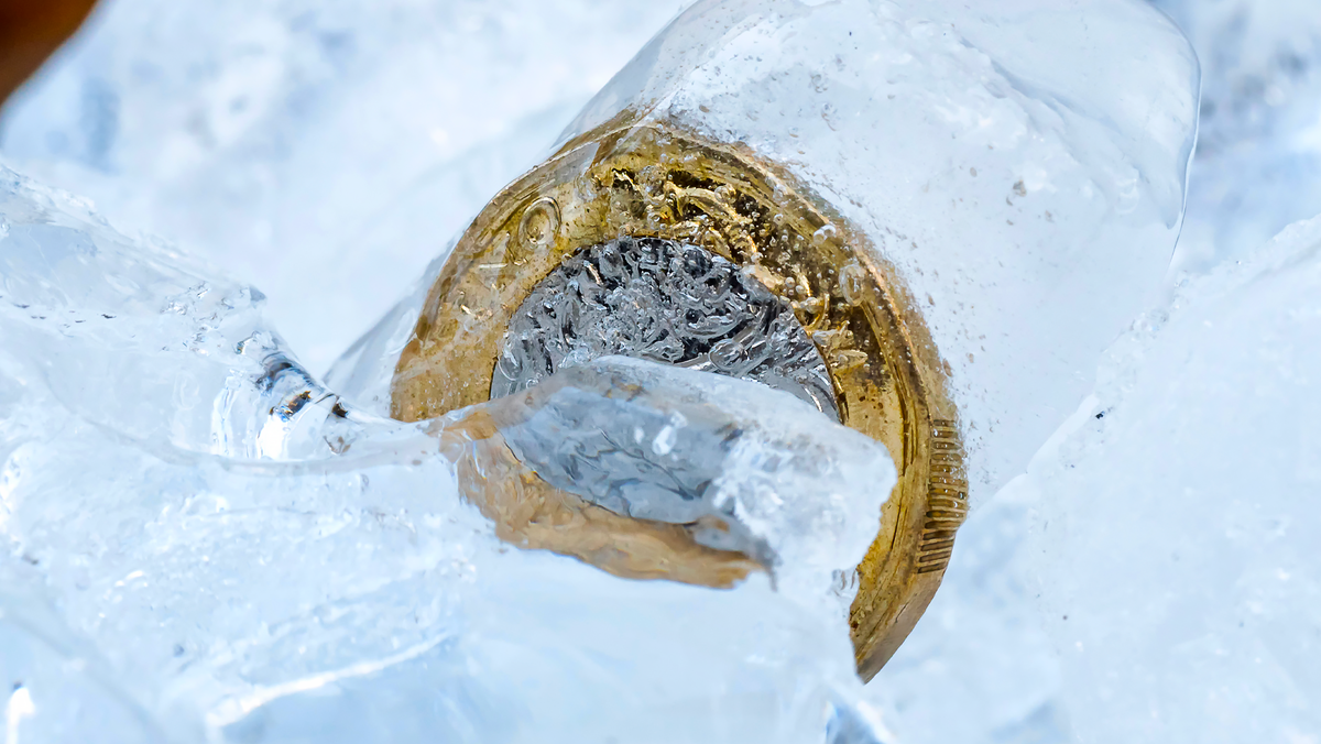 Почему стоит помещать монетку в морозильник?