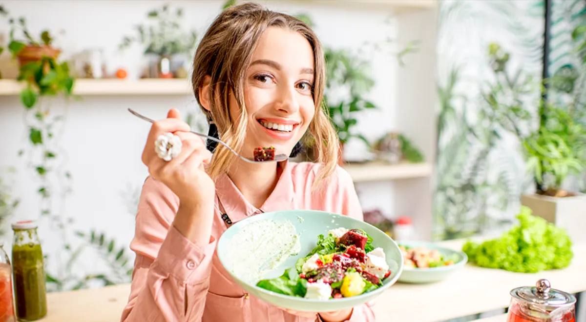 Специалисты раскрыли, какое масло не стоит добавлять в салаты