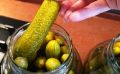 Секреты классических соленых огурцов: хруст, который вернет в детство