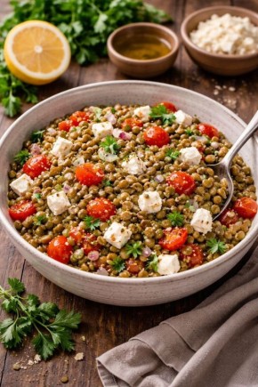 Тёплый салат с чечевицей и фетой: вкусный завтрак без тяжелого нагромождения