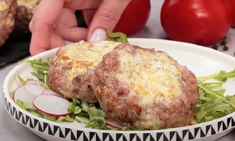 Кулинарный хит: Как приготовить невероятно сочные котлеты с сырной начинкой