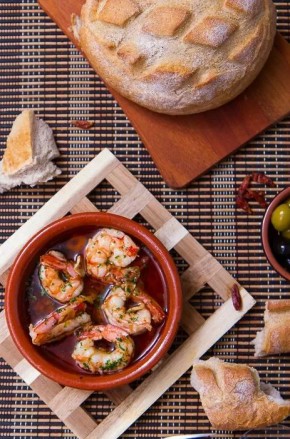 Жареные креветки с чесноком в масле