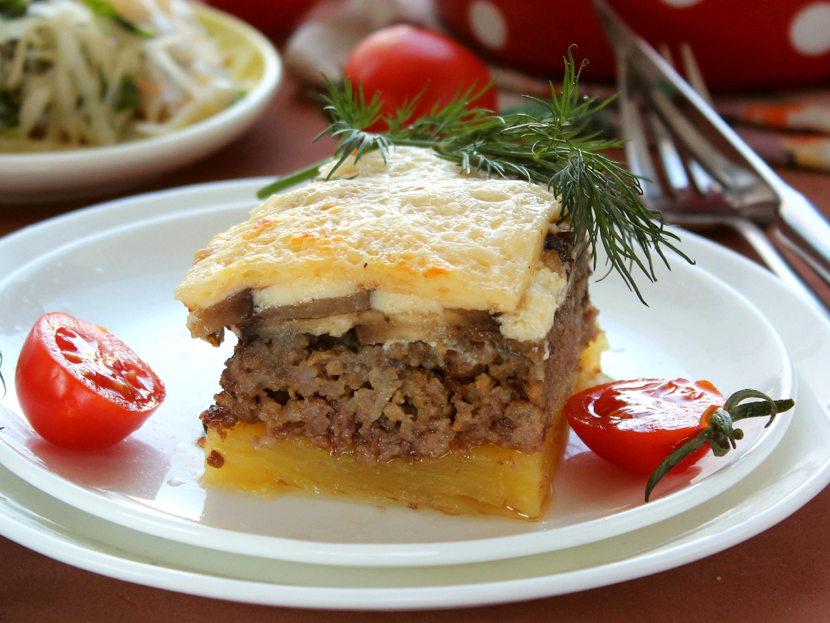 Вкусный ужин из доступных ингредиентов: баклажан, картофель и фарш