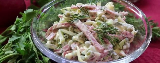 Салат за пять минут: капуста, колбаса и зеленый горошек