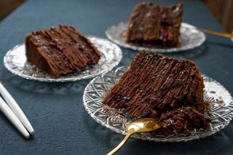 Элегантный шоколадный Наполеон с ягодными прослойками