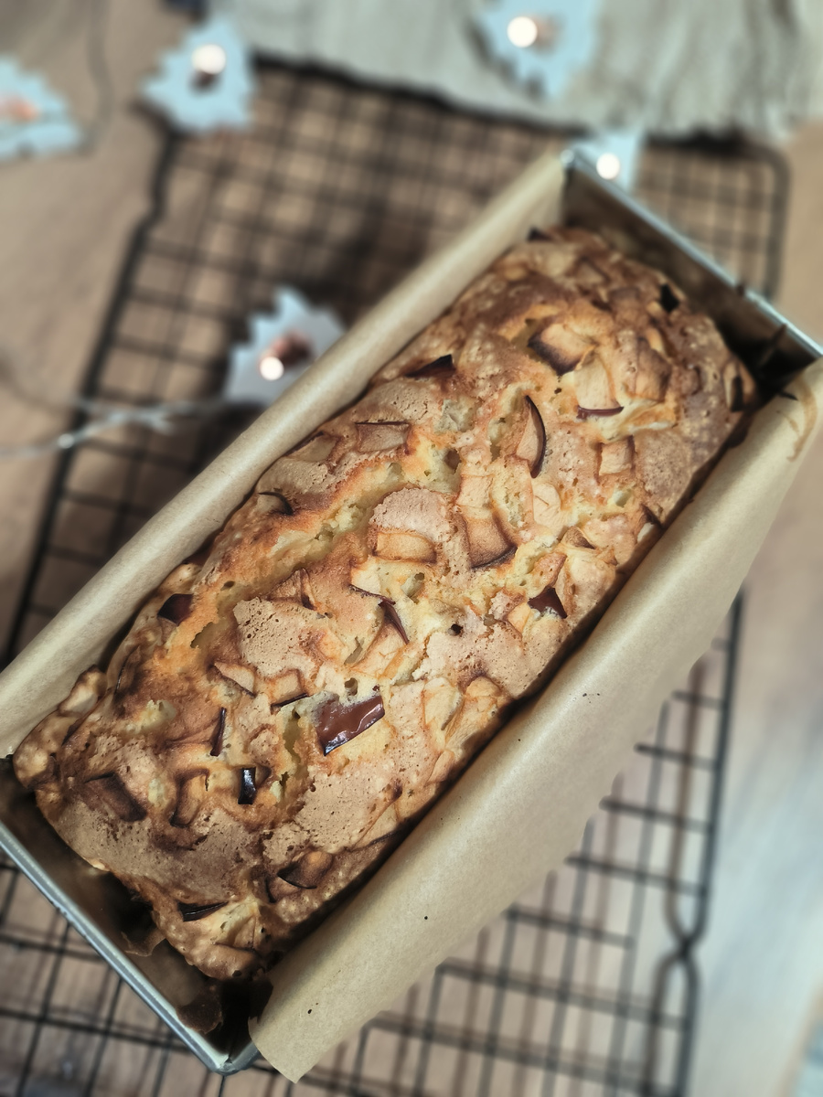 Шарлотка с яблоками: уютный рецепт на зимний день