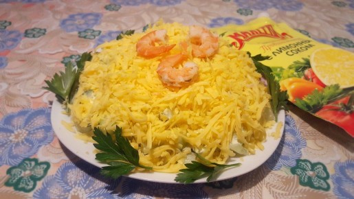 Праздничный слоеный салат с креветками: как порадовать гостей