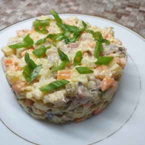 Салат с копчёной скумбрией: легкий обед или яркое угощение для праздника