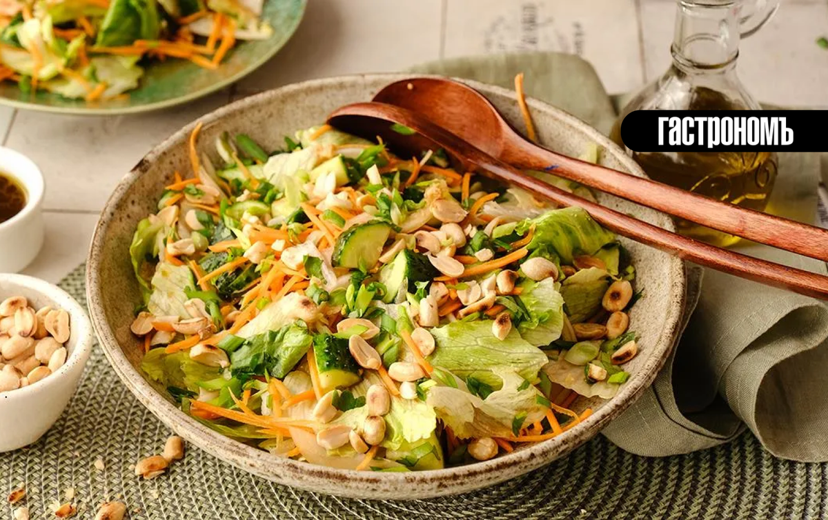 Яркий салат без мяса в азиатском стиле