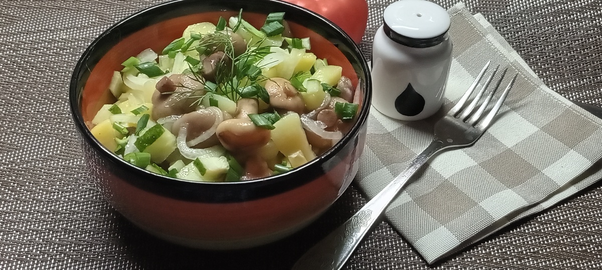 Салат с картофелем и маринованными грибами: легкий и сытный вариант для обеда