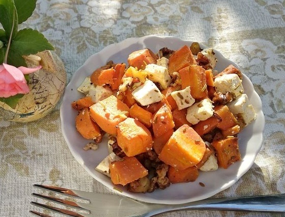 Пряная запечённая морковь с орехами и брынзой, которая поднимет настроение