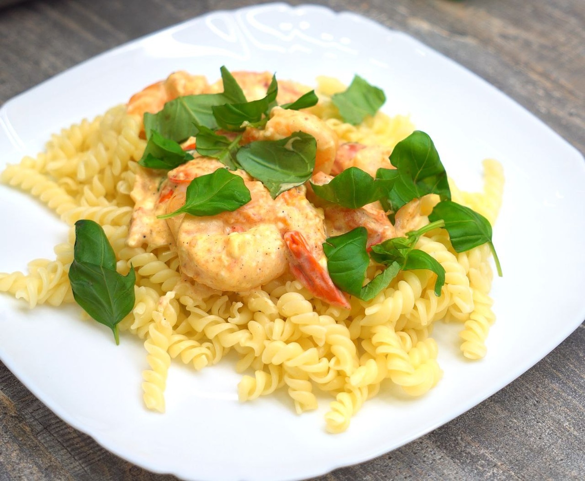 Паста с фетой и креветками: простое блюдо для любого стола