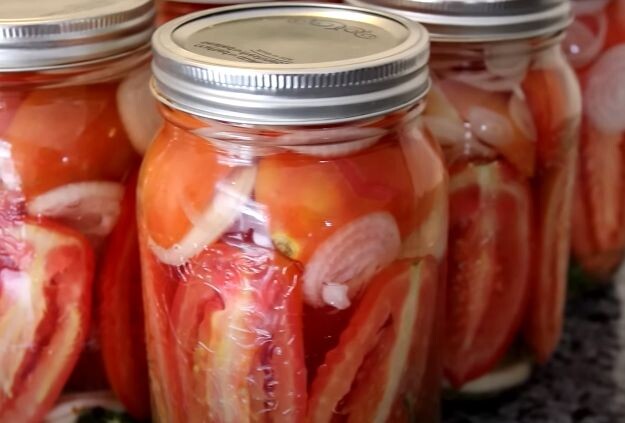 Помидоры на зиму в желатине: 5 простых и вкусных рецептов с луком