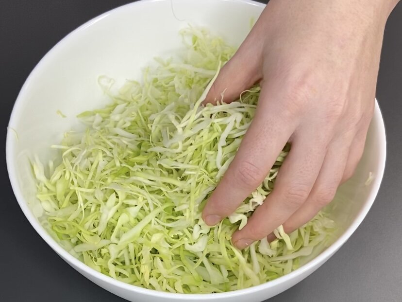 Летний витаминный салат из капусты и болгарского перца: просто и вкусно