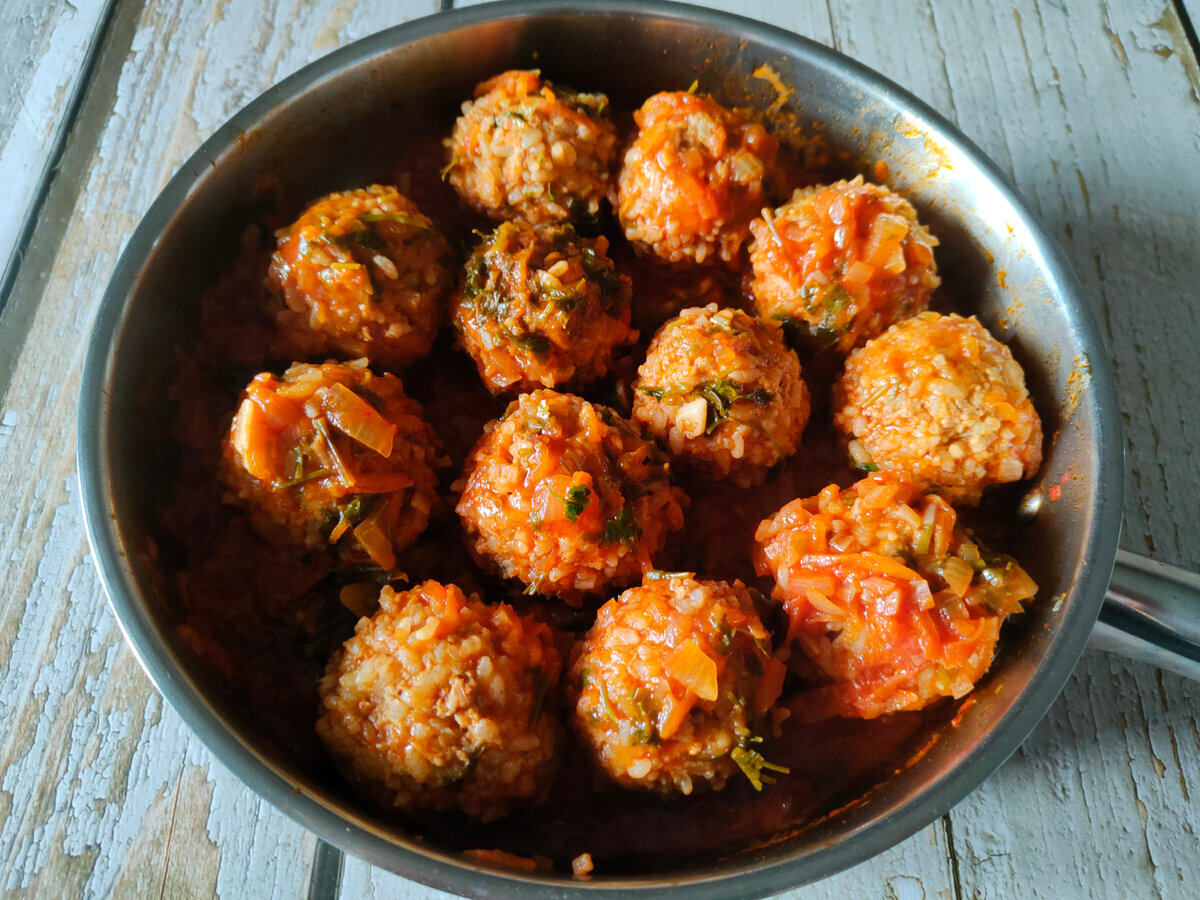 Нежные мясные ёжики в томатном соусе