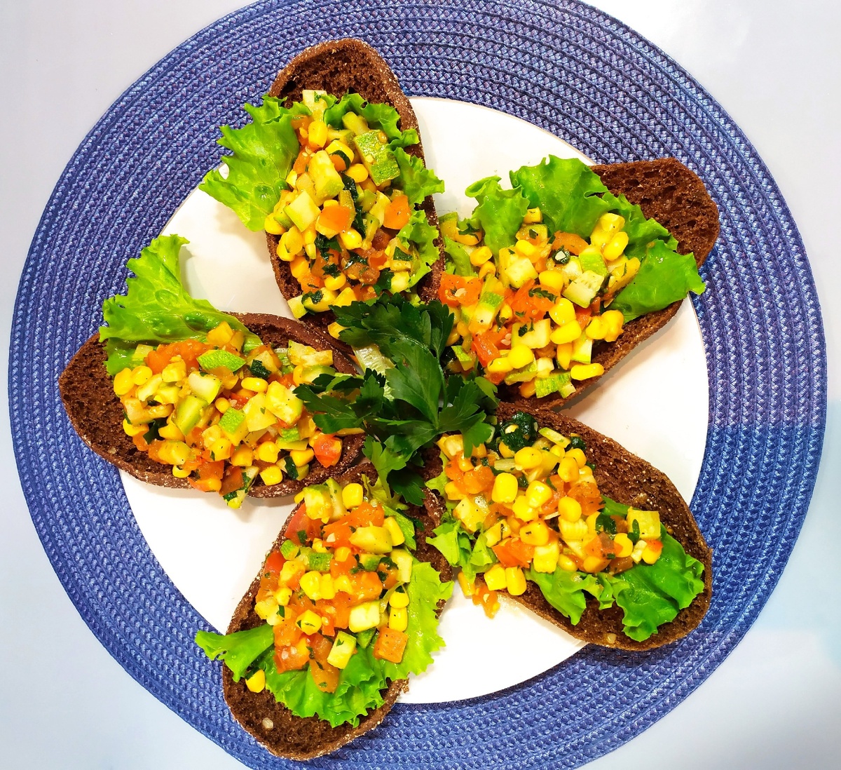 Теплый салат из кукурузы и кабачка: идеальный быстрый завтрак