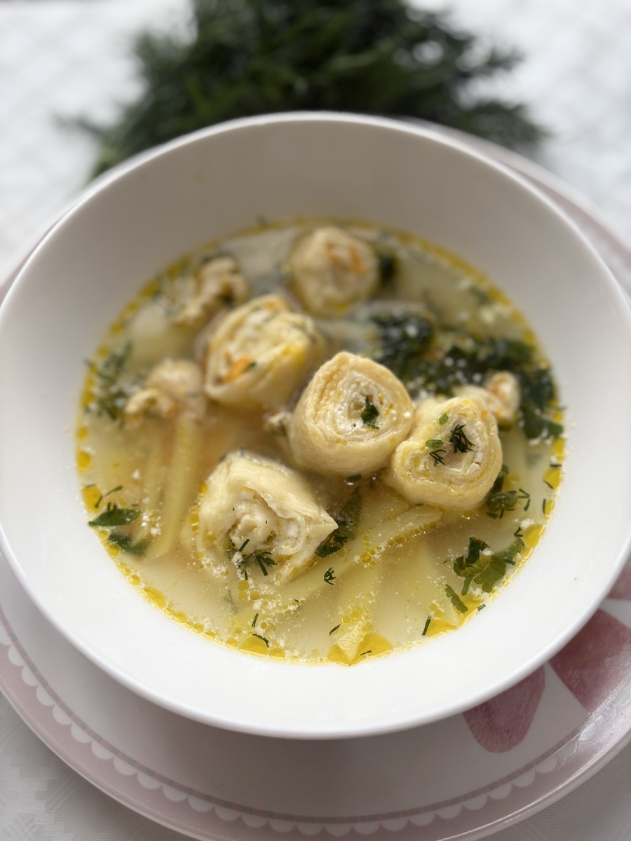 Наслаждайтесь домашним куриным супом с сырными рулетиками