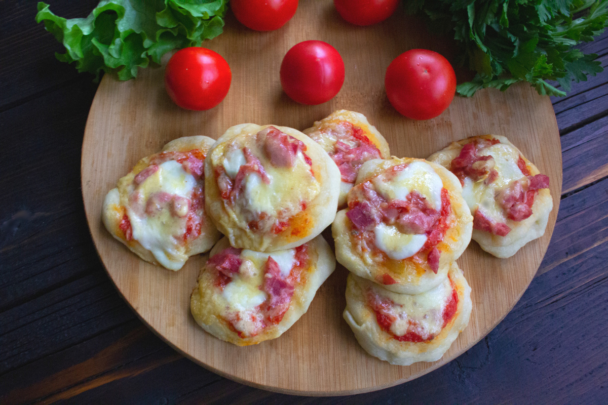 Нежные пиццетты с ветчиной и моцареллой для праздников