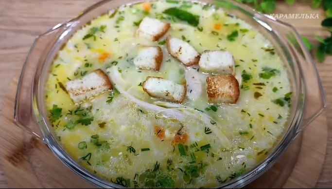 Вкусный куриный суп с сыром и огурцами для уютного ужина