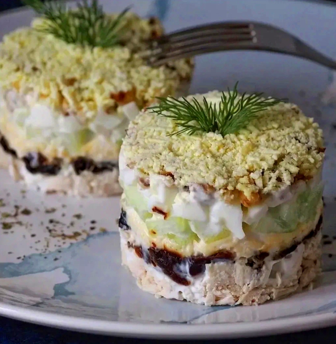 Слоеный салат на праздничный стол: секреты вкусного блюда