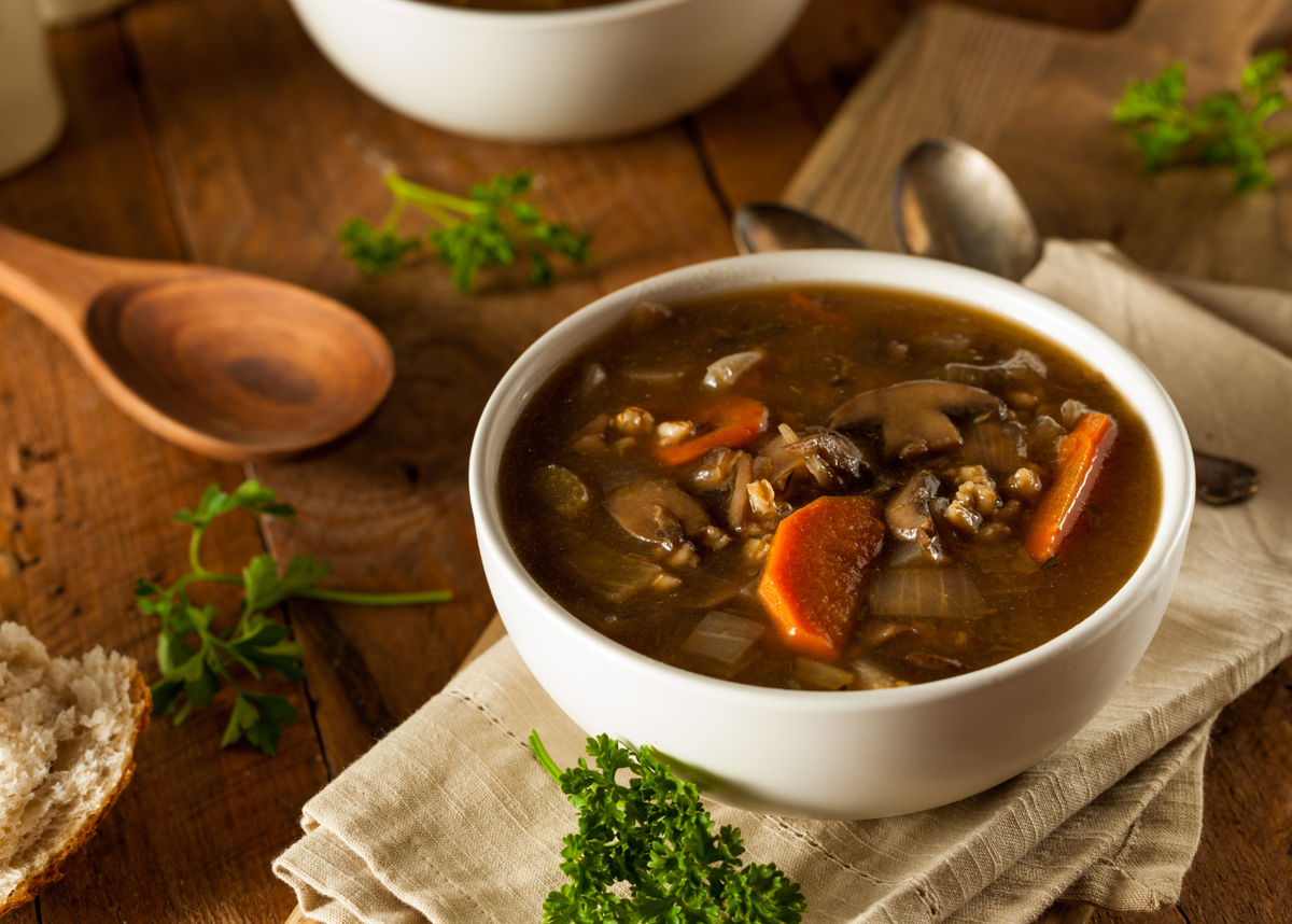 Нежный жемчужный суп с грибами: быстро и вкусно для всей семьи