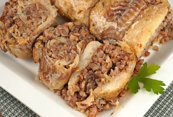 Вкусный рыбный рулет с гречкой и грибами: Изящное блюдо для любого стола