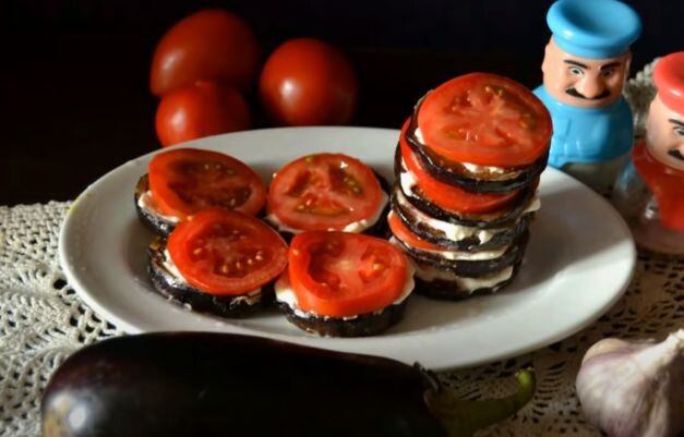 Ароматные баклажаны в компании чеснока и помидоров