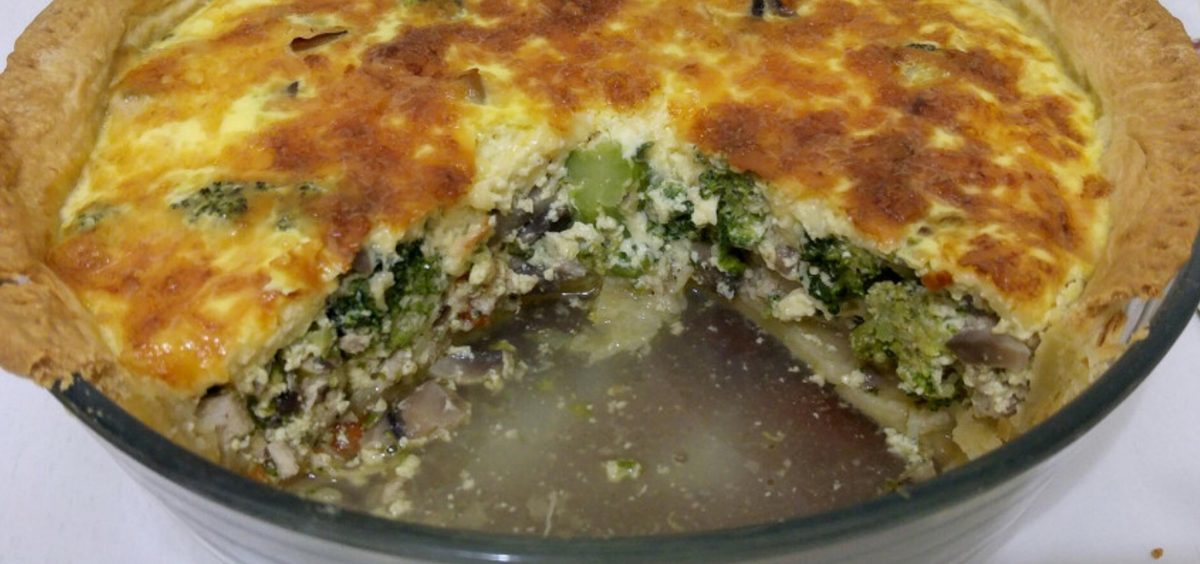 Сочный пирог с курицей, грибами и брокколи: универсальный рецепт