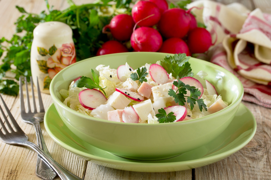 Весеннее вдохновение: как создать идеальный пасхальный салат «Весенняя курочка»