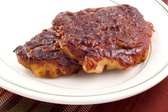 Свиные отбивные с деревенским соусом: простой и вкусный рецепт