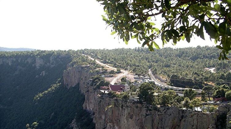 Ресторан на грани: гастрономический адреналин над пропастью