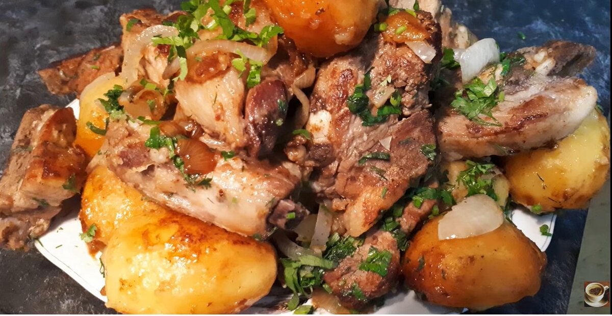 Готовим с удовольствием: быстрое блюдо из мяса и картошки