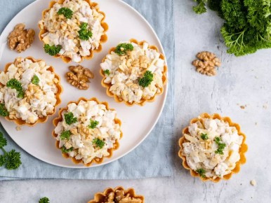 Салат с ананасом и курицей: праздничное угощение к 8 Марта