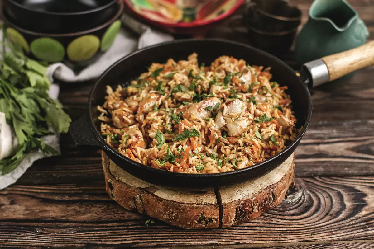 Простой плов с курицей: вкусный и быстрый рецепт для домашнего ужина