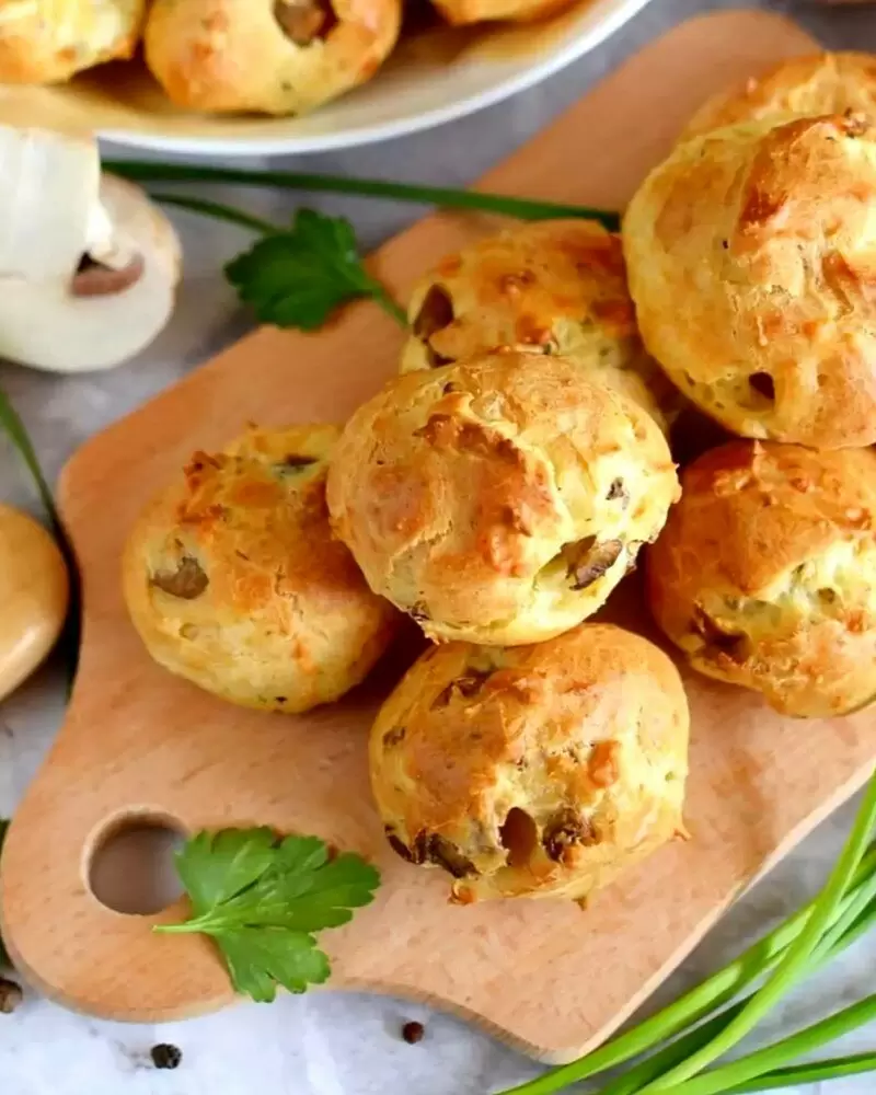 Нежные булочки из заварного теста с грибами и сыром