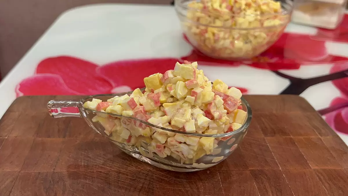 Утолим вечерний аппетит простым салатом с крабовыми палочками и помидорами