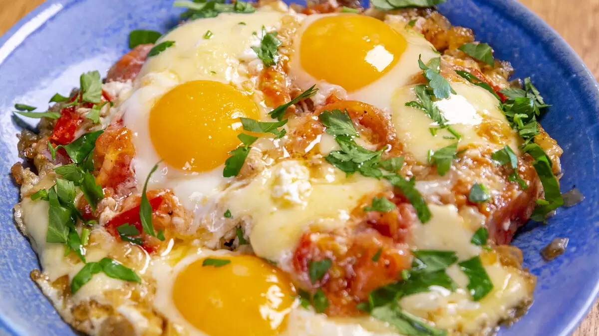 Завтрак, о котором мечтают все: яичница на томленом луке