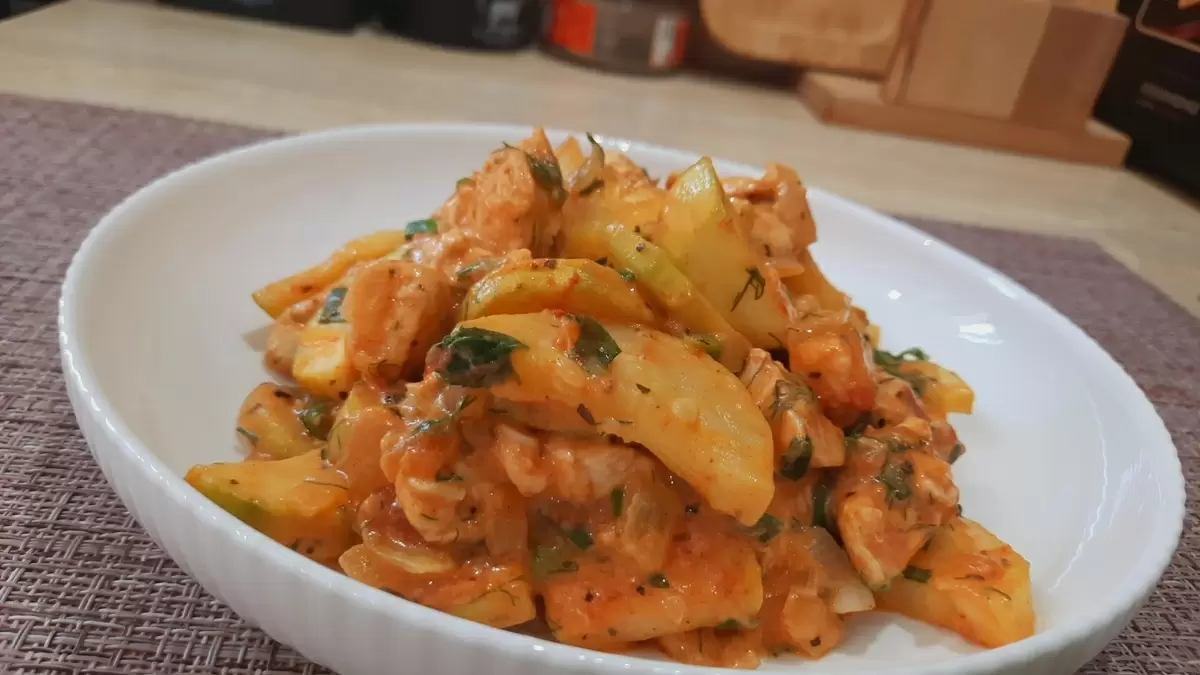 Кабачки с курицей: простой рецепт для вкусного обеда всего за 15 минут