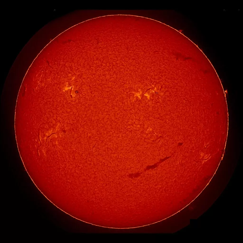 Солнце улыбается: астрономы запечатлели его солнечный смайлик