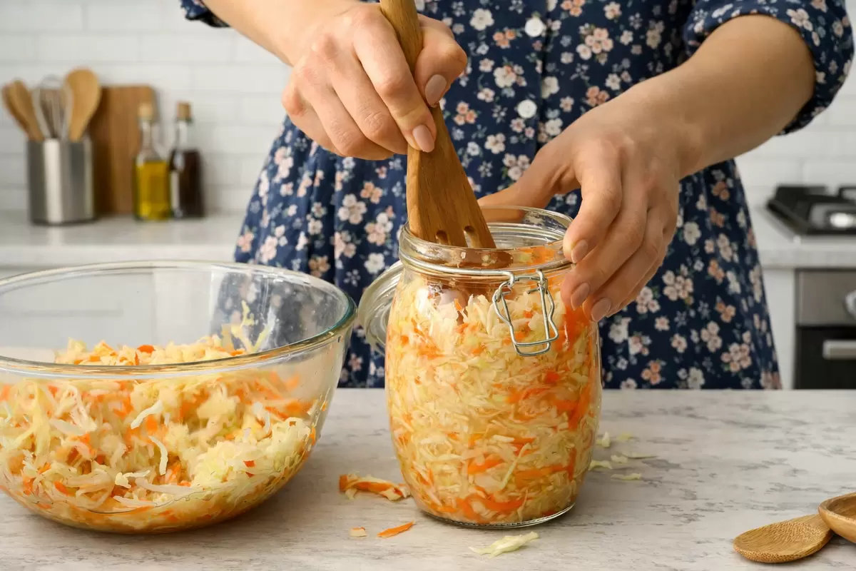 Квашеная капуста после 60: полезно или лучше отказаться?