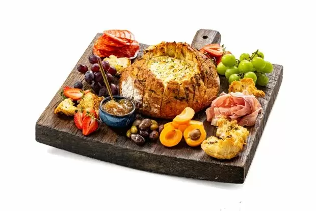 Камамбер в хлебе: шикарная закуска к вину