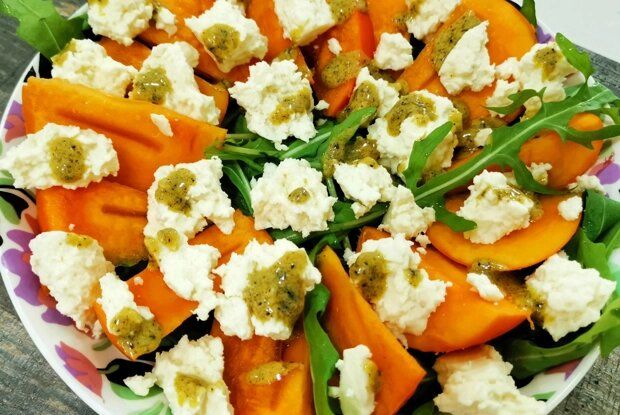 Салат с хурмой и сыром: новый взгляд на классические ингредиенты