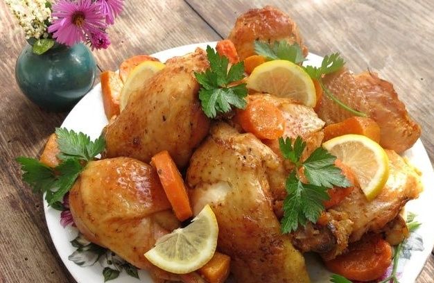 Сочные куриные окорочка с тыквой и лимоном: легкое блюдо для любого стола