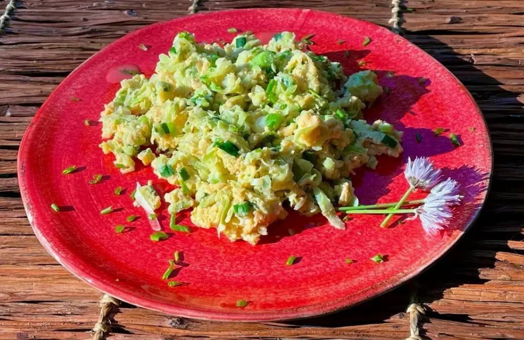 Легкая яичница-болтунья с капустой и зеленым луком: здоровое блюдо для стройной фигуры